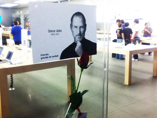 MacSfera rinde tributo a Steve Jobs en la Apple Store Parquesur