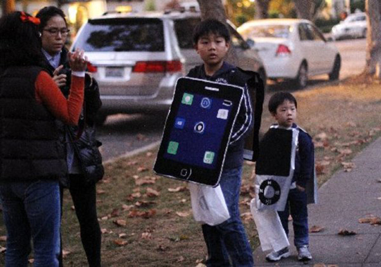 Niños en halloween disfrazados de iPad y iPod