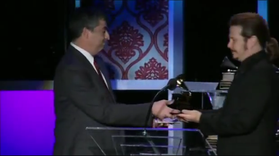 Eddy Cue recoge el Grammy de Steve Jobs