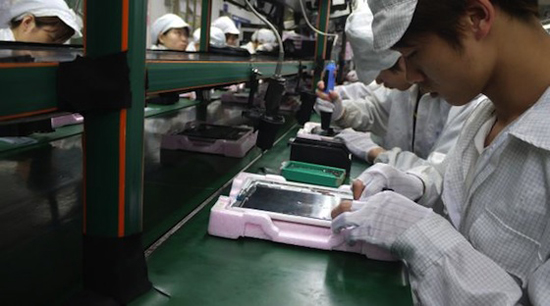 Trabajadores de Foxconn ensamblando un iPad