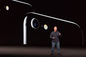 Phil Schiller presentando el iPhone 7