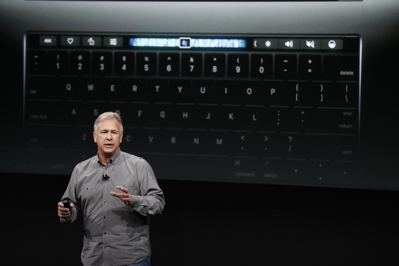 Phil Schiller presentando la Touch Bar del MacBook Pro