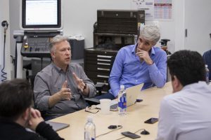 Phil Schiller y Craig Federighi hablando del Mac Pro modular