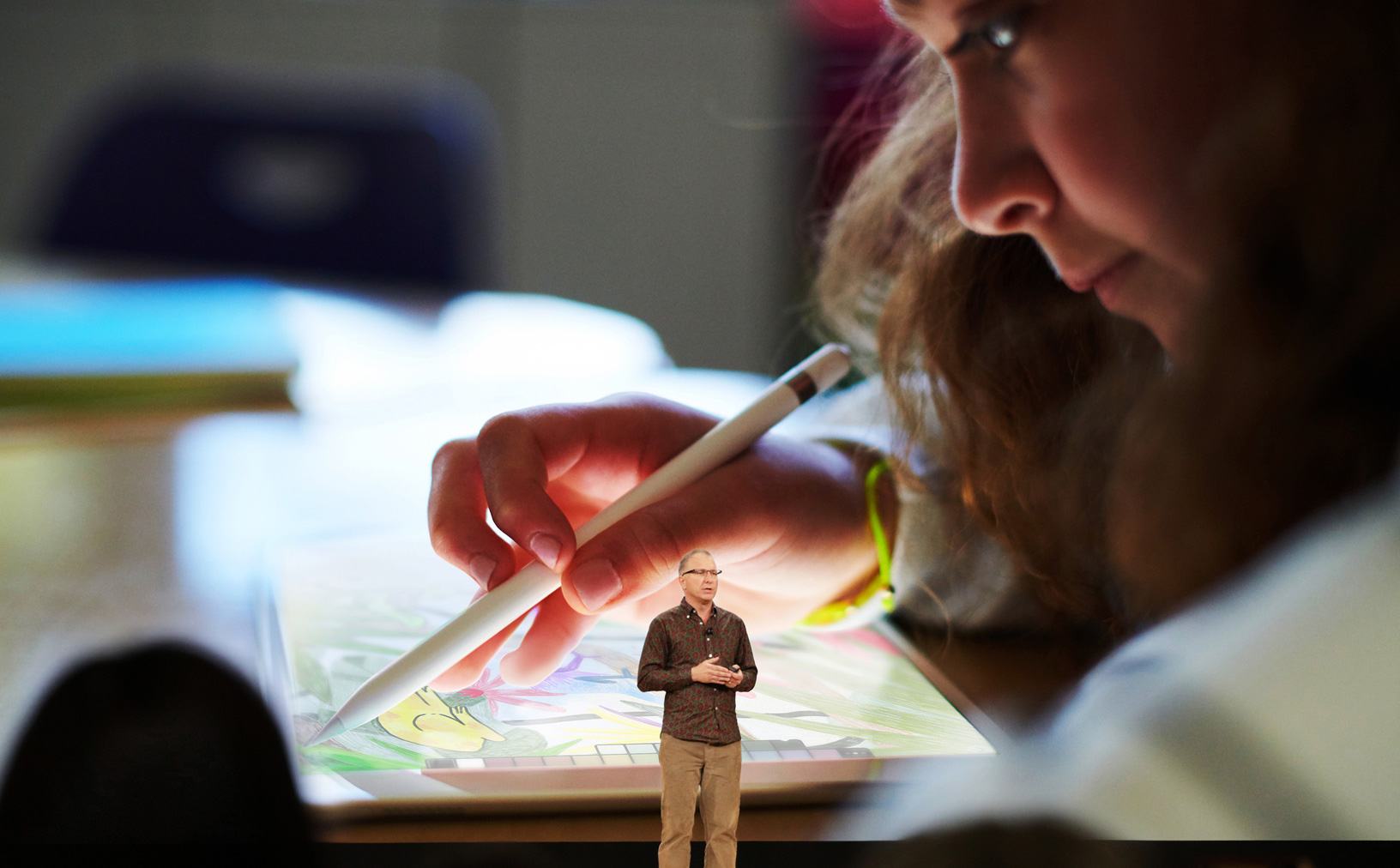 Greg Joz Joswiak presentando iPad con Apple Pencil