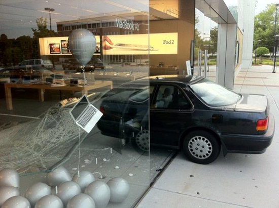 Coche empotrado en una Apple Store